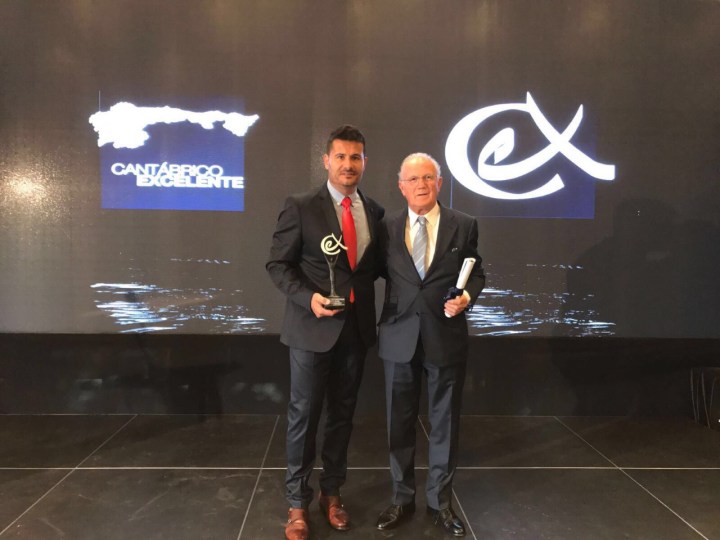 thumbnail_Manel Muñoz y Javier Iribarren con el galardón recibido